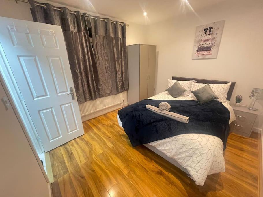 Good Priced 6 Bedroom Family Home In Quiet Residential Area With Free Parking,No Parties Allowed- Windsor Old Windsor Exteriér fotografie